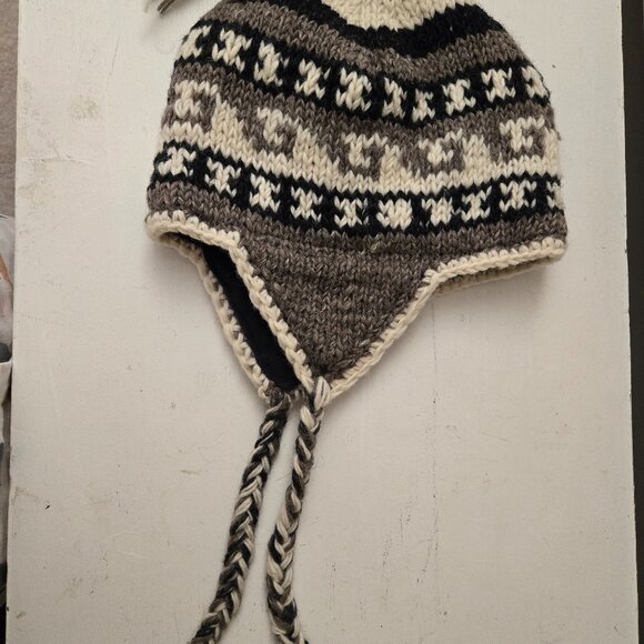Made in Nepal wool knitted tie bonnet - Picture 3 of 8